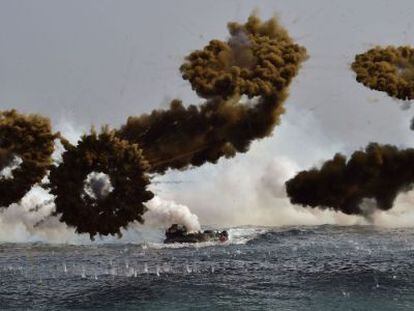 Soldados surcoreanos y estadounidenses realizan maniobras conjuntas en la costa de Pohang (Corea del Sur).