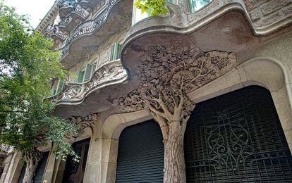 Fachada de la casa Antonia Bur&eacute;s, en Barcelona, obra de Juli Batllevell.
