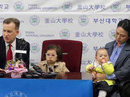 El profesor Robert Kelly y su familia en una rueda de prensa.