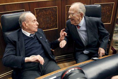 Manuel Fraga y Santiago Carrillo, sentados en los bancos del Gobierno, durante los actos celebrados ayer en el Congreso.