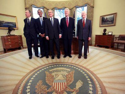 De izquierda a derecha:George Bush padre, Barack Obama, Bush hijo, Bill Clinton y Jimmy Carter en el Despacho Oval.