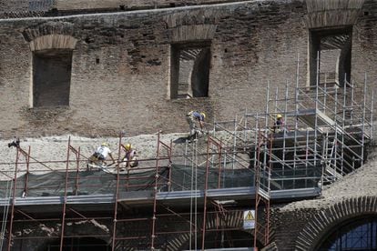 Los trabajadores continúan con su labor en el Coliseo después de la primera etapa de restauración. El ingeniero Stefano Podestà explicó que bajo la suciedad descubierta se encontraron bloques de piedra de 20 y 25 kilos que estaban a punto de desprenderse. En algunos casos fueron fijados y en otros se optó por quitarlos.