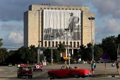 Un retrato de Fidel Castro ocupa la fachada de la Biblioteca Nacional en La Habana.
