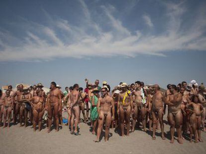 Algunos de los 729 nudistas en El Playazo, de Vera, que en julio de 2013 batieron el r&eacute;cord Guinness de ba&ntilde;o colectivo.