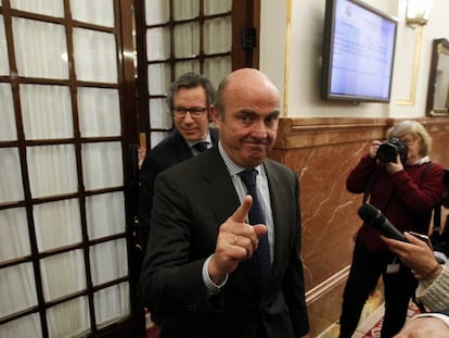 Luis de Guindos, tras su intervenci&oacute;n en el Congreso de los Diputados