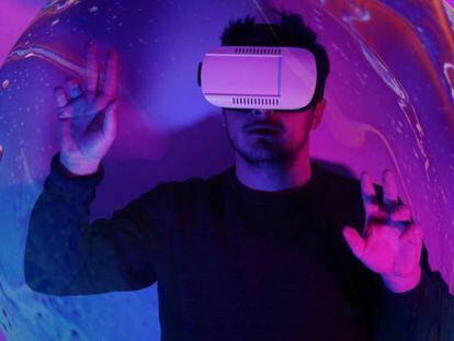  Una persona utilizando unas gafas de realidad virtual. Getty 