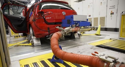 Un coche es sometido a pruebas en un laboratorio de EE UU.