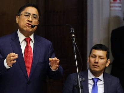 FOTO: El exjuez César Hinostroza, en el Congreso peruano el 4 de octubre. / VÍDEO: El momento en el que Hinostroza abandona el país.
