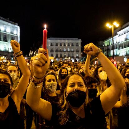 DVD 1057  (11/06/21)
Manifestación en contra de la violencia machista en la Puerta del Sol, esta noche.
David Expósito
