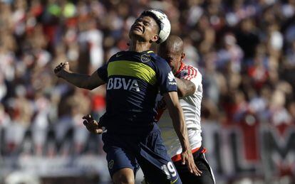 Walter Bou (izquierda), del Boca Juniors, lucha por el balón frente a Jonatan Maidana del River Plate.