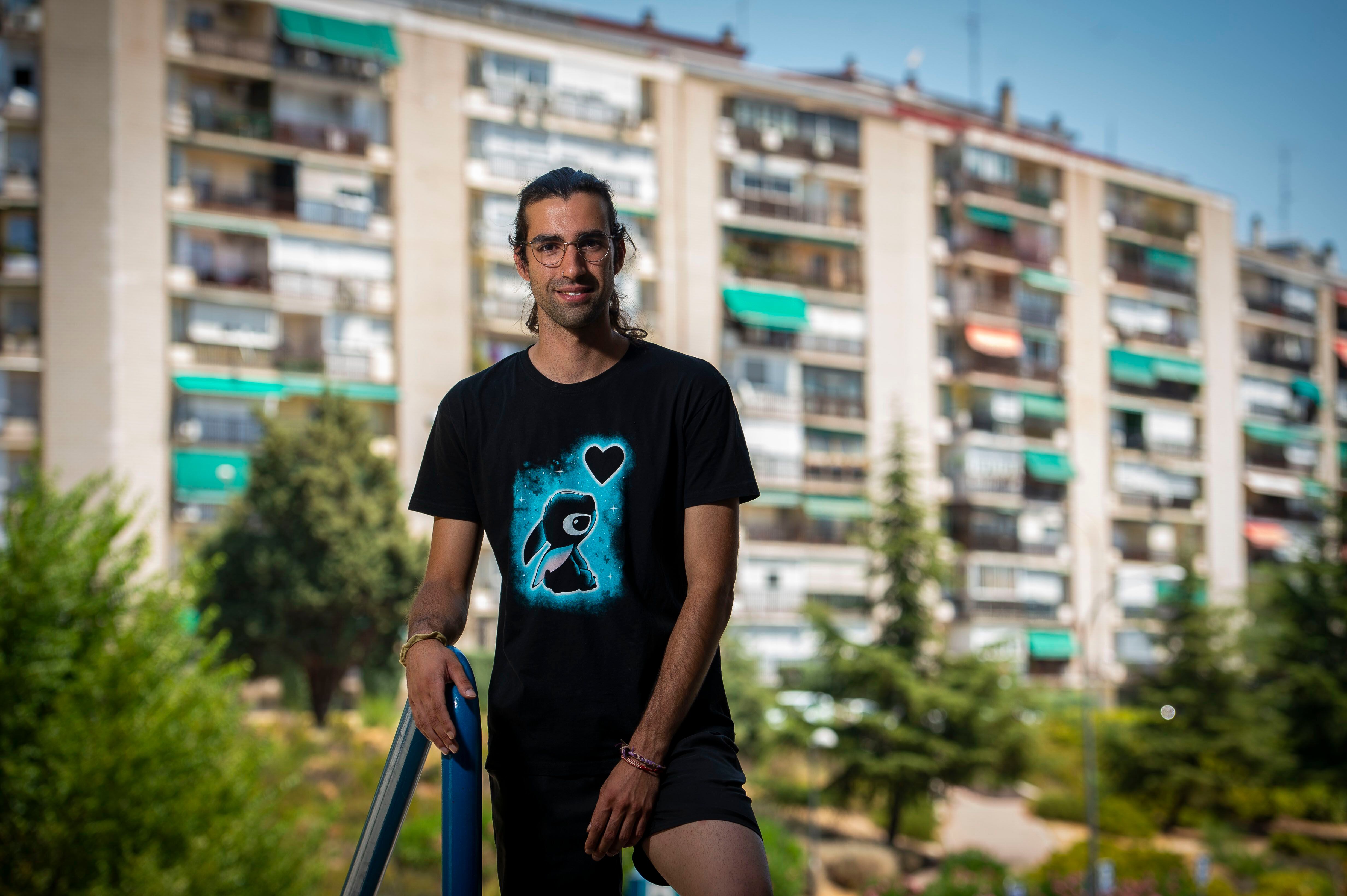El joven Pedro Jiménez, de 25 años y licenciado en Periodismo, es captador de calle de una ONG en Madrid.