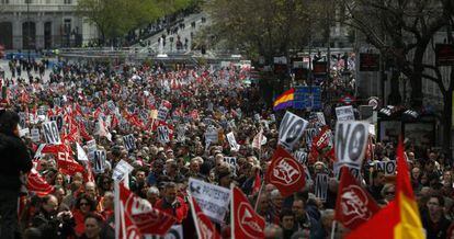 La marcha de Madrid a su paso por la calle de Alcal&aacute;, con la Cibeles al fondo. 