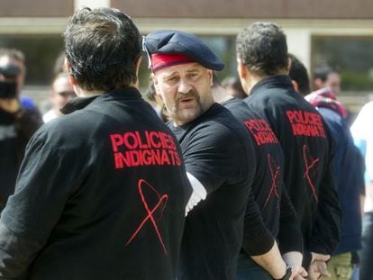 Los sindicatos de 'mossos', protestando contra los recortes.