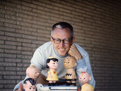 Charles M. Schulz con algunos de los personajes de Peanuts, en Los Angeles en 1962.