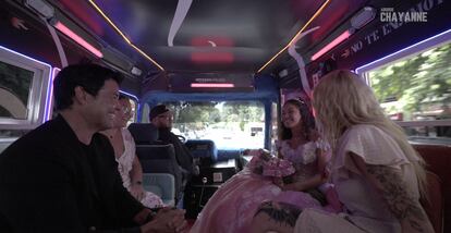 Captura de pantalla de un momento del programa 'El Pesero Show' en el que Chayanne lleva a una quinceañera a pasear en un minibús.