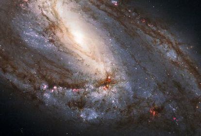 Imagen tomada por el telescopio espacial <i>Hubble</i> de la galaxia asimétrica M66