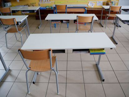 Una clase preparada para garantizar la distancia física entre alumnos en un colegio de Saint-Sebastien-sur-Loire, en Francia este lunes.