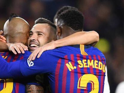 Alba festeja con Vidal y Semedo un tanto al Madrid.