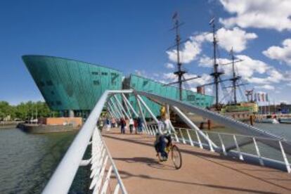 Vista del museo Nemo, al fondo, en el puerto de Ámsterdam.