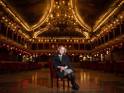 Mercè March, propietaria de La Paloma, sentada en la mítica sala de fiestas de Barcelona.