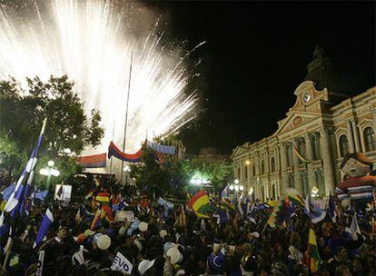 Partidarios de Evo Morales celebran la reelección la noche del domingo ante el palacio presidencial de La Paz.