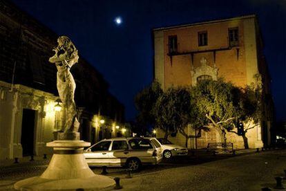 Estatua de Lola Flores en Jerez. A la derecha, el Palacio de Villapanés, donde se ubicará el museo de la artista.