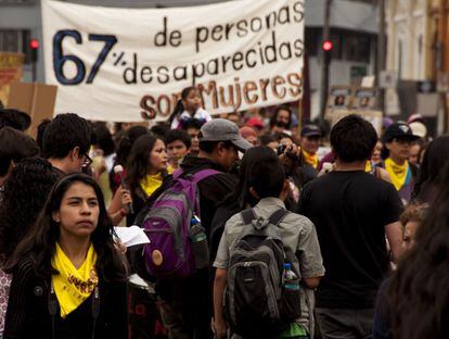En la manifestación del 26 de noviembre de 2016 confluyeron en la capital ecuatoriana diversos colectivos que denunciaron el continuo goteo de asesinatos de mujeres a manos de hombres que se producen en el país. En la imagen, una joven ataviada con el pañuelo de Vivas nos queremos, ni una menos, asiste a la marcha en Quito.