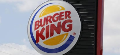 Logo de Burger King sobre la fachada de uno de sus restaurantes.