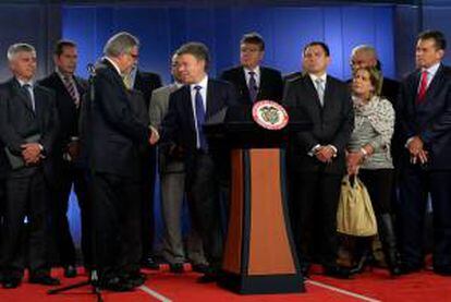 Fotografía cedida por la Presidencia de Colombia del mandatario Juan Manuel Santos (c) estrechando la mano del presidente de la Sociedad de Agricultores de Colombia (SAC), Rafael Mejía (i) el pasado 30 de agosto de 2013, en Bogotá (Colombia).