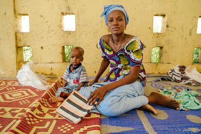 Ramata Oumar Diallo, 21, con su hijo de dos años Mamadou, en el hospital de Selibaby, en una unidad donde se tratan los casos más graves de desnutrición infantil.  