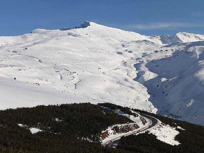 Vistas de las pistas de esquí de Sierra Nevada, con el pico Veleta al fondo