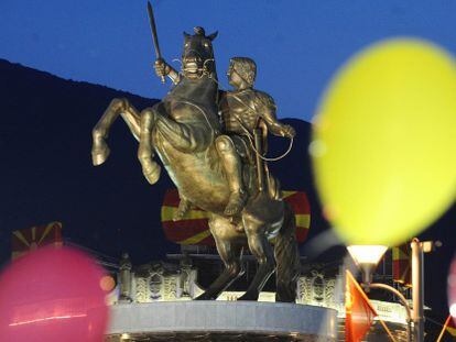 La estatua de Alejandro Magno de la principal plaza de Skopje.