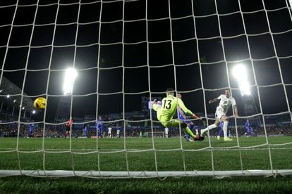 Joselu, en el momento de marcar el primer gol ante el Getafe.