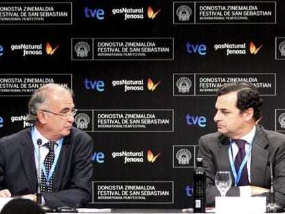 El presidente de FAPAE, Pedro Pérez, (izda.), y el presidente de TVE, Leopoldo González-Echenique, en la rueda de prensa en el Festival de Cine de San Sebastián.