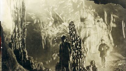 El arqueólogo malagueño Miguel Such, en la cueva de Ardales en los años veinte.
