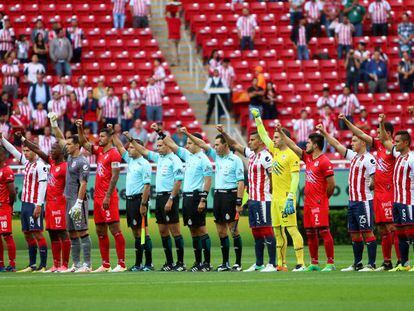 Los jugadores de ambos equipos honran a las v&iacute;ctimas del terremoto. 