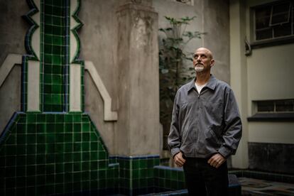 El escritor Kurt Hollander, en el edificio Victoria del Centro Histórico de Ciudad de México.