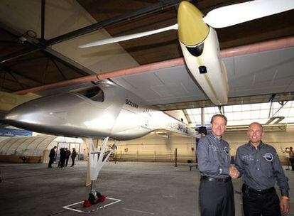 Bertrand Piccard, a la derecha, y Andre Borschberg junto al primer prototipo del <i>Solar Impulse</i>, cuyas alas van cubiertas de células solares.