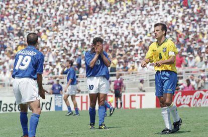 Roberto Baggio se lamenta tras fallar un penalti en la final del Mundial del 94 frente a Brasil en Pasadena, California.  
