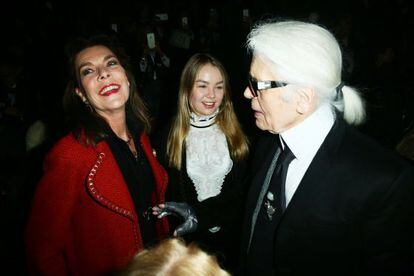 Carolina de Mónaco, su hija Alexandra y el diseñador Karl Lagerfeld, en el desfile de Chanel celebrado en Roma.