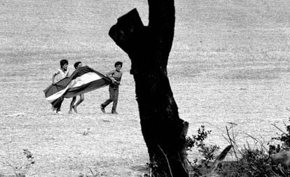 Niños, jugando con una bandera andaluza tras una manifestación de jornaleros en El Coronil (Sevilla) en 1983.