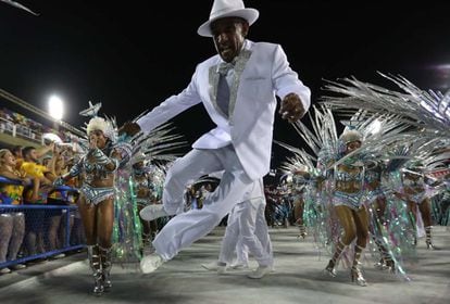 Imagen del desfile de la escuela de samba del Grupo Especial Vila Isabel en el sambódromo durante el carnaval en Río de Janeiro (Brasil), el 11 de febrero de 2018.