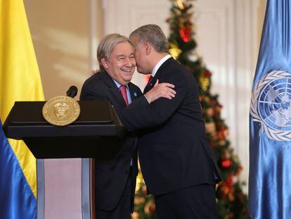 El secretario general de Naciones Unidas, Antonio Guterres, saluda al presidente de Colombia, Iván Duque, en la ceremonia por los cinco años del proceso de paz, en Bogotá.