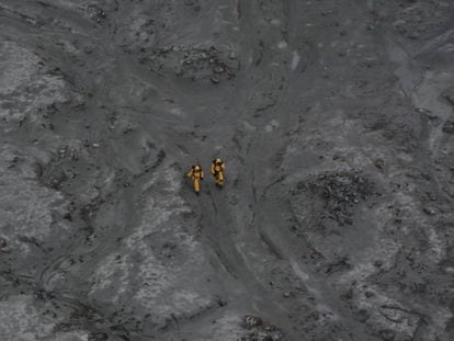 Dos miembros del equipo de rescate, este viernes en Nueva Zelanda.