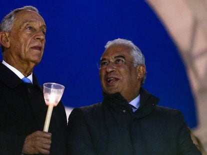 El presidente de Portugal, Marcelo Rebelo de Sousa, y el primer ministro, António Costa, durante un acto religioso por la visita del Papa en 2017.