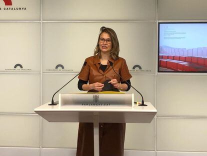 La portavoz adjunta de ERC en el Parlament, Meritxell Serret, en rueda de prensa en la Cámara catalana a 15 de febrero de 2022.