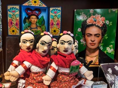 Muñecas y otros productos alusivos a Frida Kahlo, en un museo de Washington.