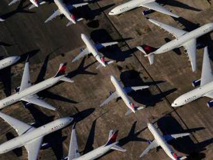 Aviones de Delta Air Lines aparcados en el aeropuerto de Birmingham-Shuttlesworth, en Alabama (EE UU), en marzo de 2020.