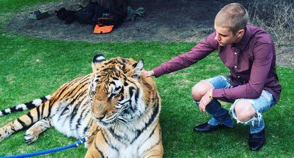 Justin Bieber, junto al tigre, en la fotografía que publicó el pasado mayo en su Instagram.
