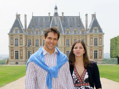 Luis Alfonso de Borb&oacute;n, duque de Anjou, con su esposa, Margarita, frente al castillo de Sceaux.